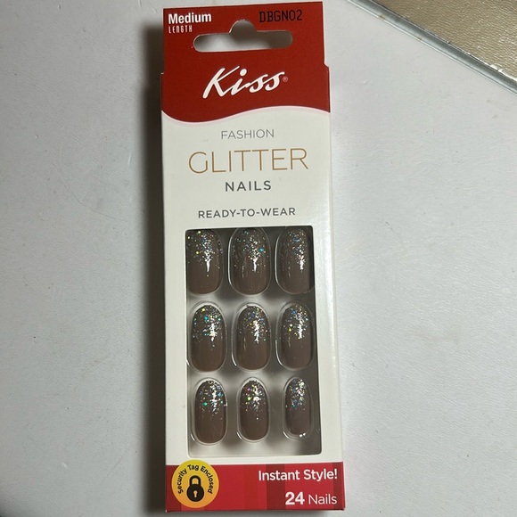 Kiss Glitter Nails - Picture 1 of 3